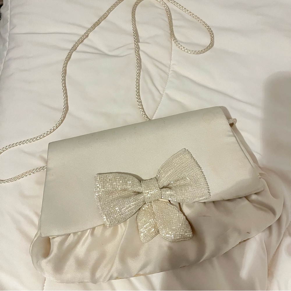 La Regale Handmade Cream Bow Clutch